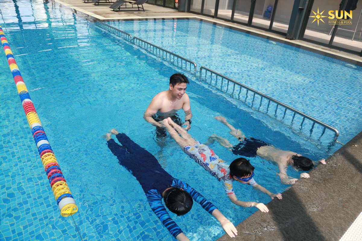 Lớp học kỹ thuật bơi ếch tại cơ sở Tôn Thất Thuyết SUN Fitness& Pool